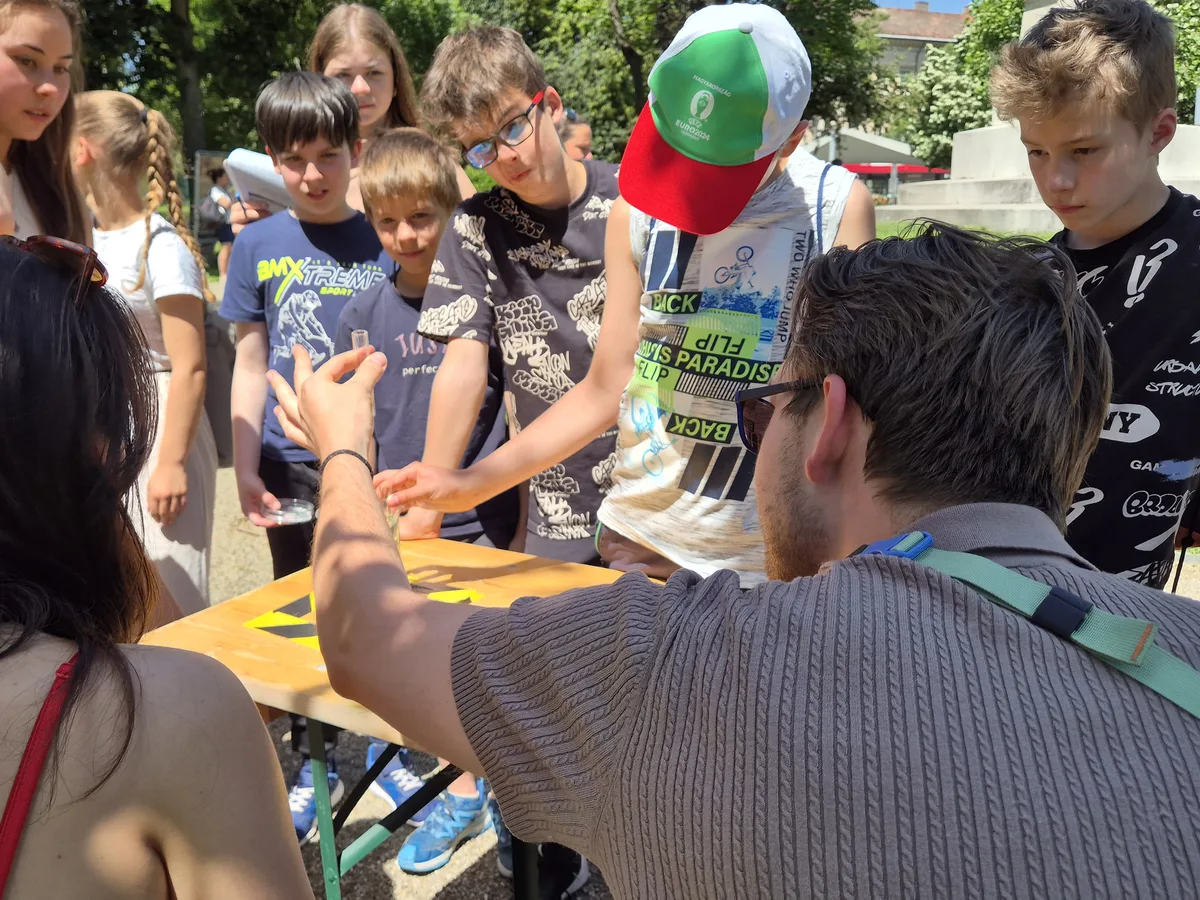 Mentor vezeti az egyik Labyro laborállomást